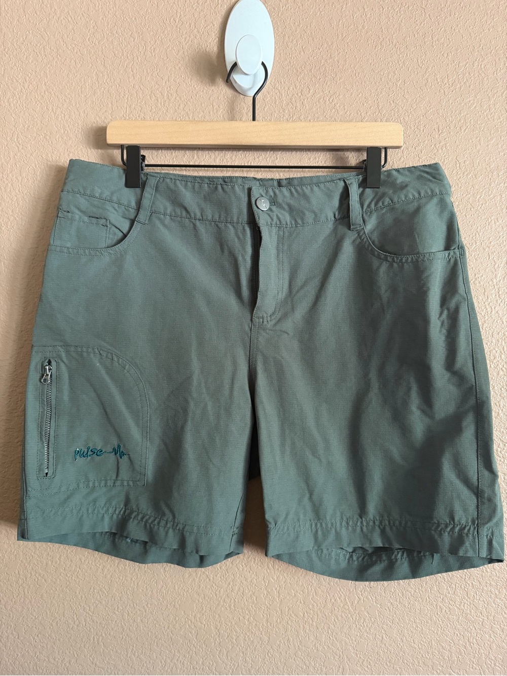 Pulse Women's Sage Green Cargo Shorts Size Large